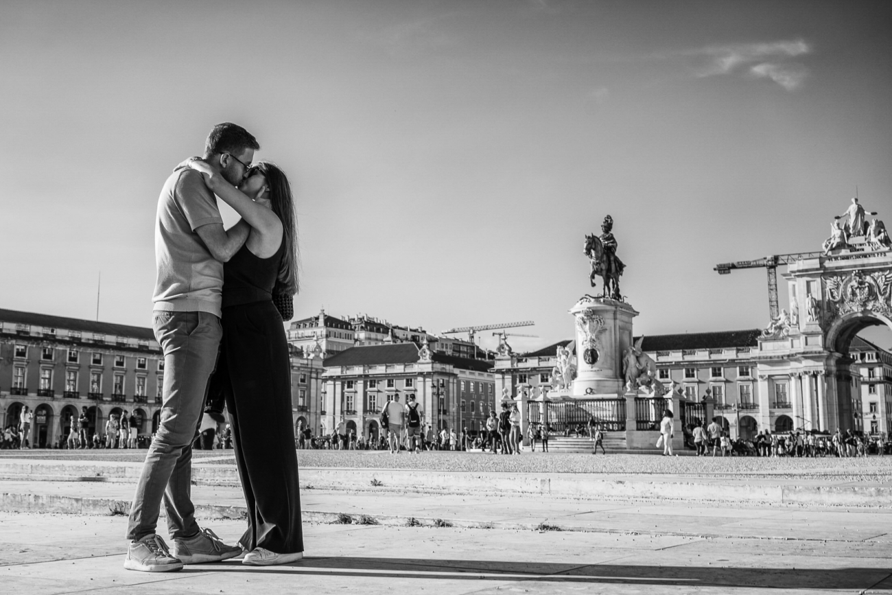 Lisbon street photography guide 13 Lovers kiss in Lisbon