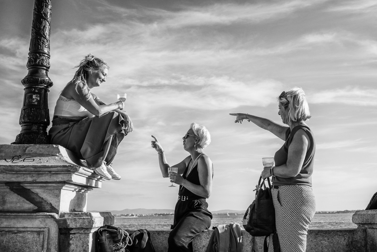 Lisbon street photography guide 14 Three girlfriends in Lisbon enjoying the sun