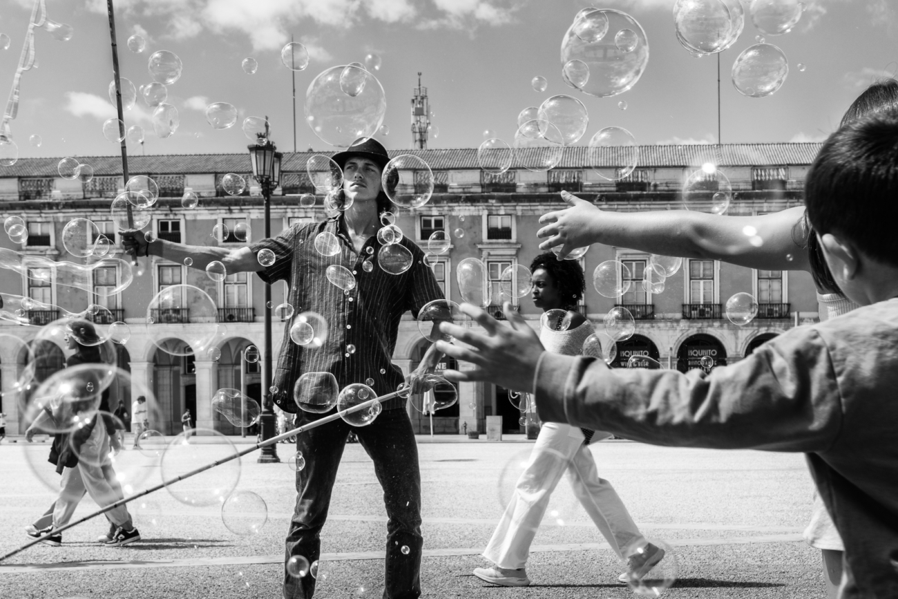 Lisbon street photography guide 10 The bubble man in Lisbon Praça do Comércio