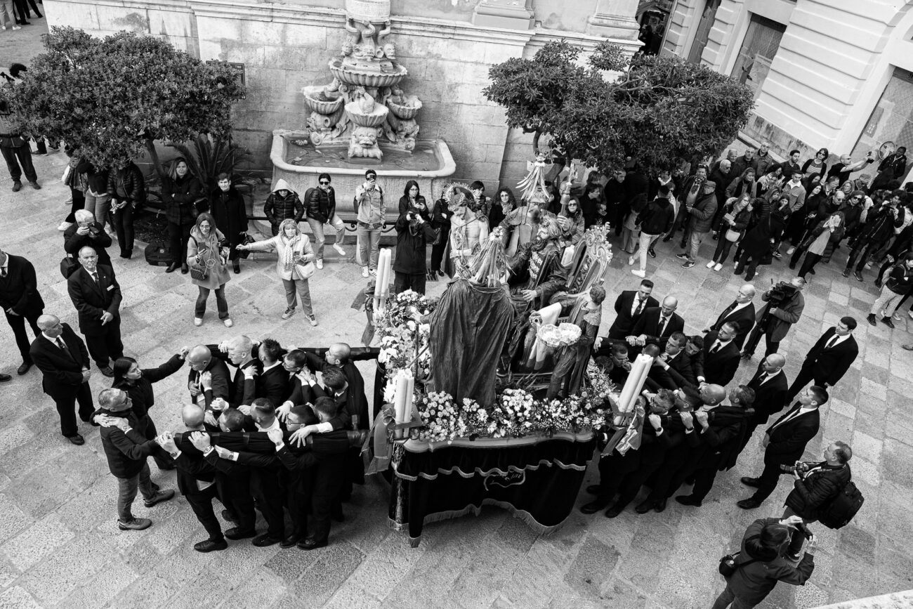 Inside the Misteri di Trapani: Documenting Sicily’s Living Tradition 3 A sacred group carried by bearers emerges from the Church of the Anime Sante during the Misteri di Trapani procession as crowds gather in Trapani, Sicily.