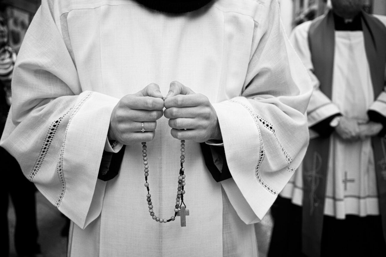 Inside the Misteri di Trapani: Documenting Sicily’s Living Tradition 18 A participant holds a rosary during the Misteri di Trapani procession in Trapani, Sicily.